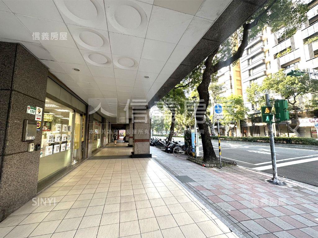 直營連鎖三角窗面寬金店房屋室內格局與周邊環境