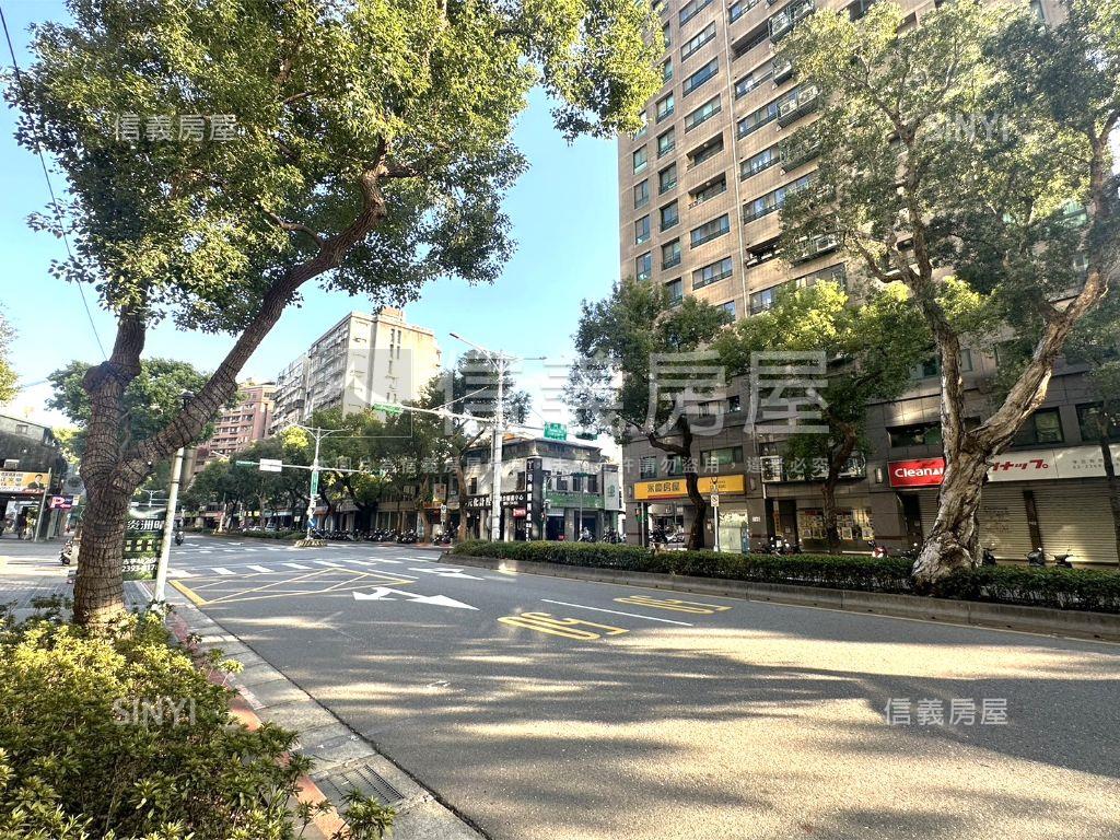 直營連鎖三角窗面寬金店房屋室內格局與周邊環境