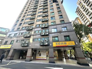 直營連鎖三角窗面寬金店