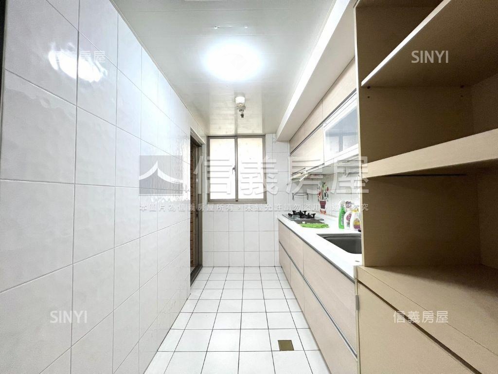 新站宏築三房車位房屋室內格局與周邊環境