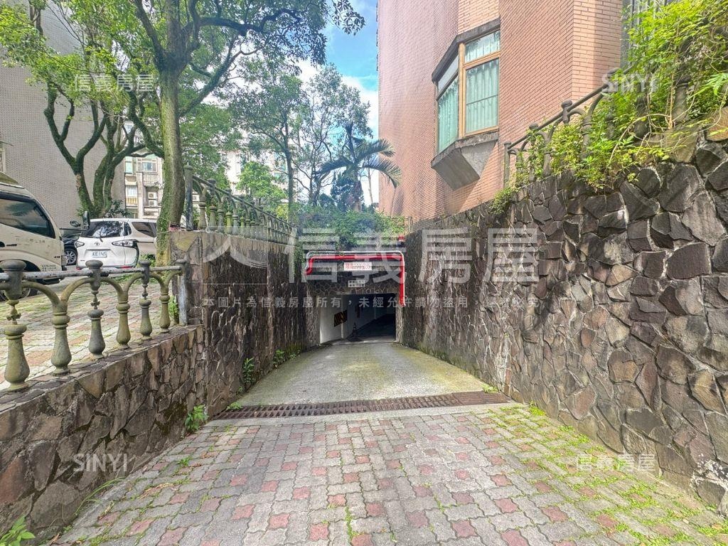 瓏山林一層一戶華廈房屋室內格局與周邊環境