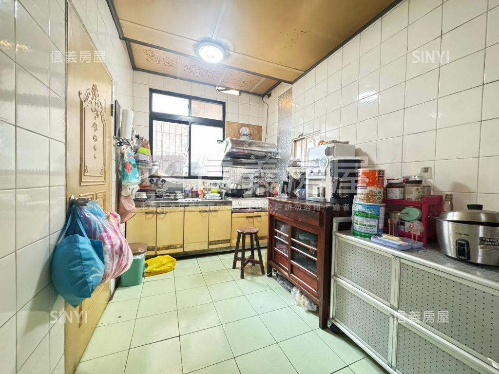 前後採光通風寬敞溫暖。家房屋室內格局與周邊環境