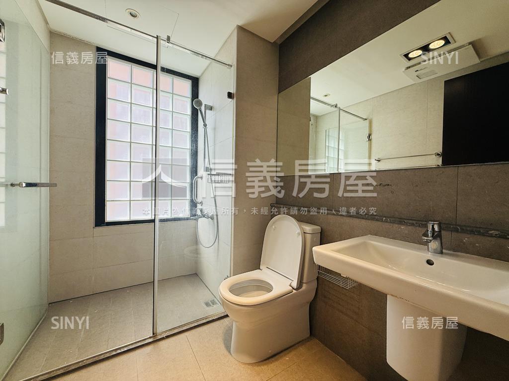 雄商旁輕屋齡質感三房車位房屋室內格局與周邊環境
