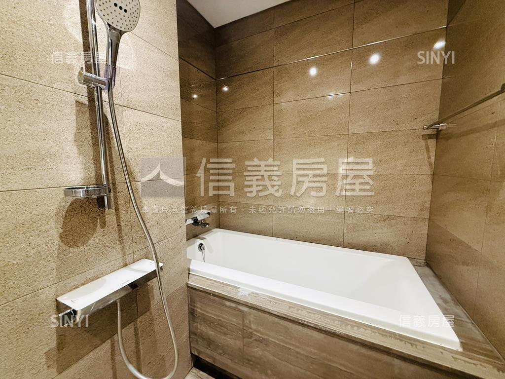 雄商旁輕屋齡質感三房車位房屋室內格局與周邊環境