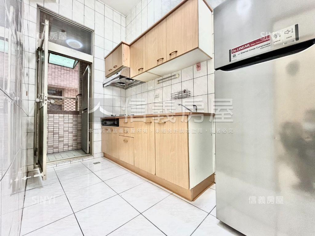 大橋｜挑高小資三房附車位房屋室內格局與周邊環境