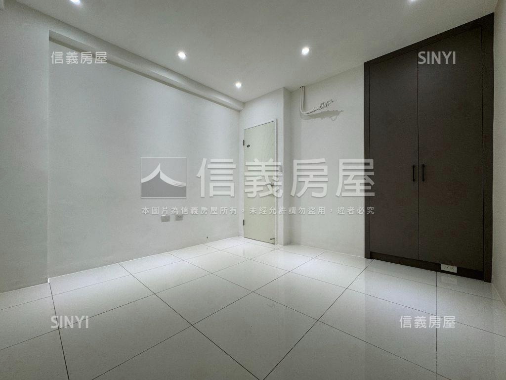 全新裝潢車庫一樓房屋室內格局與周邊環境
