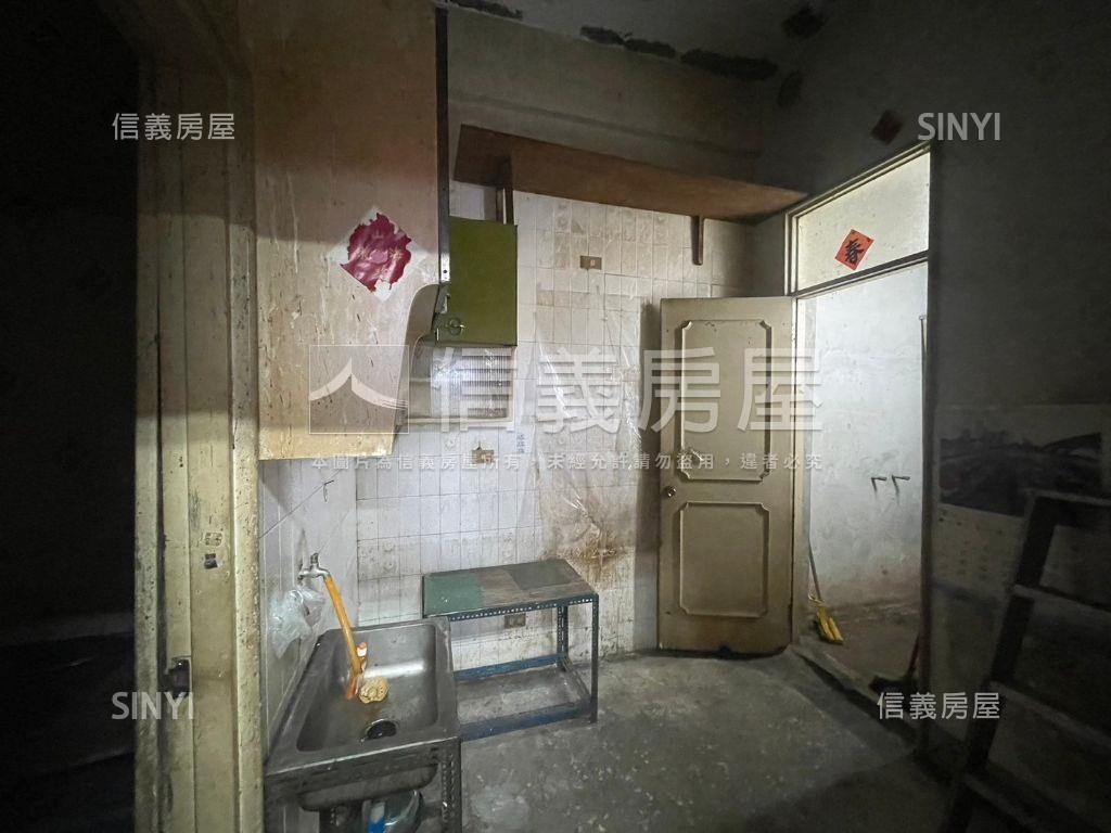 建國市場‧角間寬店面房屋室內格局與周邊環境