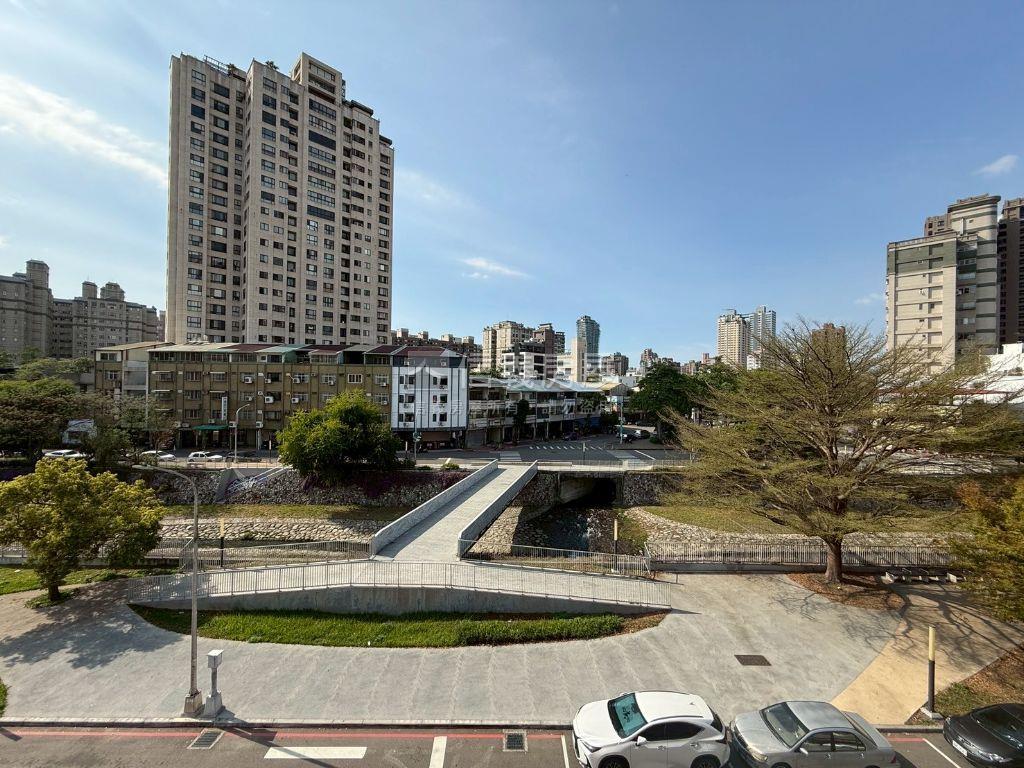 柳川東路二段透天房屋室內格局與周邊環境
