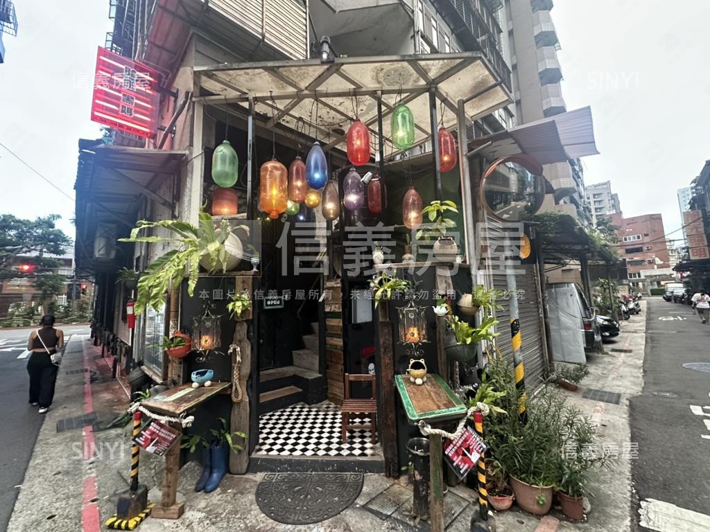 正長安西陽光地下室房屋室內格局與周邊環境