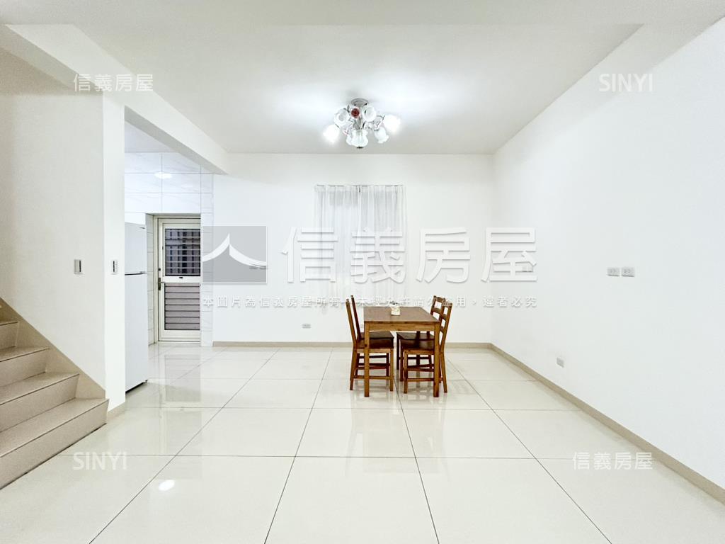 龍山邊間大面寬車庫美墅房屋室內格局與周邊環境