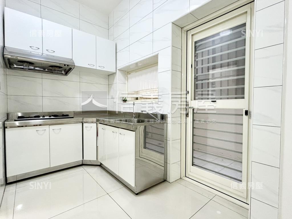 龍山邊間大面寬車庫美墅房屋室內格局與周邊環境