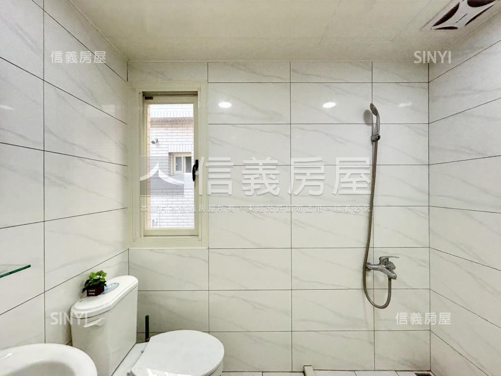 龍山邊間大面寬車庫美墅房屋室內格局與周邊環境