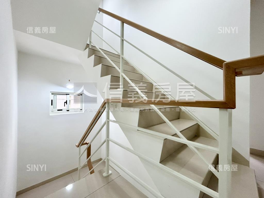 龍山邊間大面寬車庫美墅房屋室內格局與周邊環境