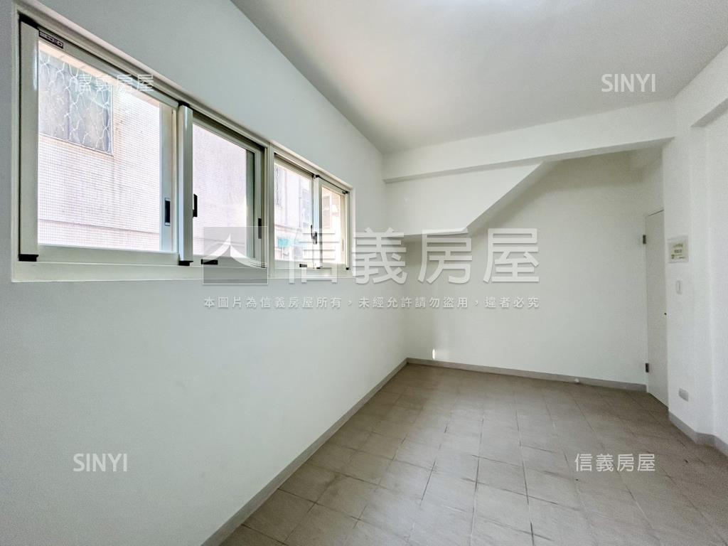 龍山邊間大面寬車庫美墅房屋室內格局與周邊環境