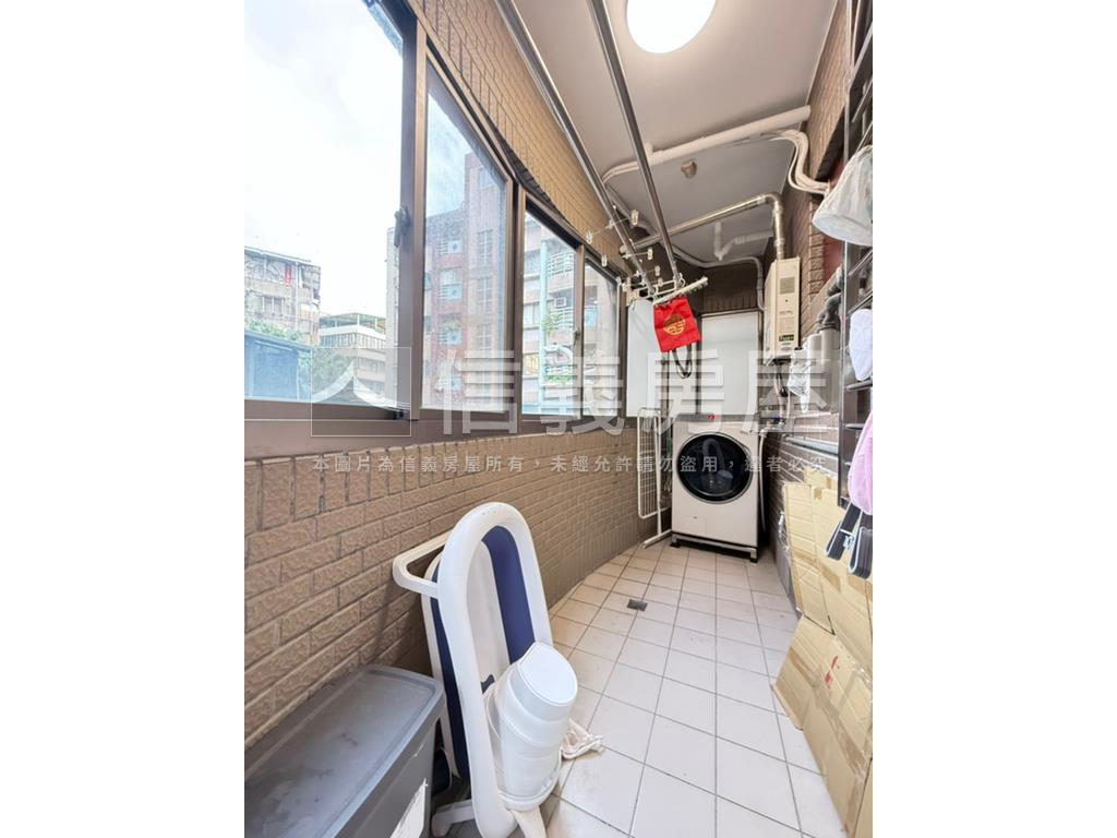 捷運寶成品味兩房有車位房屋室內格局與周邊環境