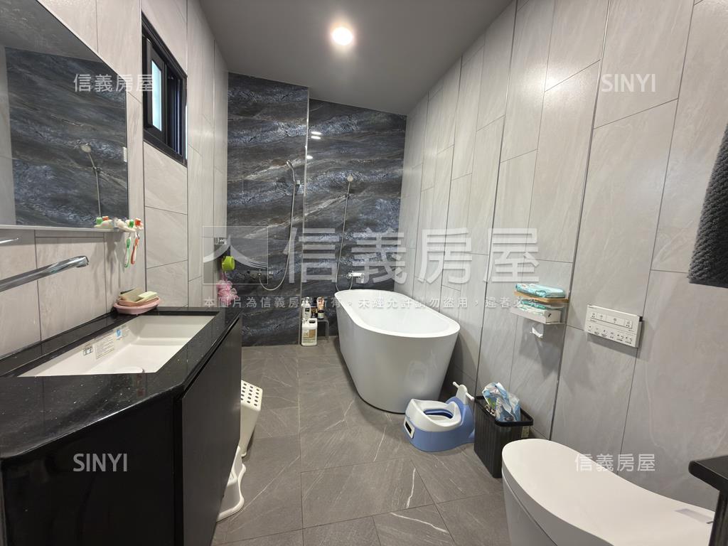 阿蓮區面寬雙車別墅房屋室內格局與周邊環境