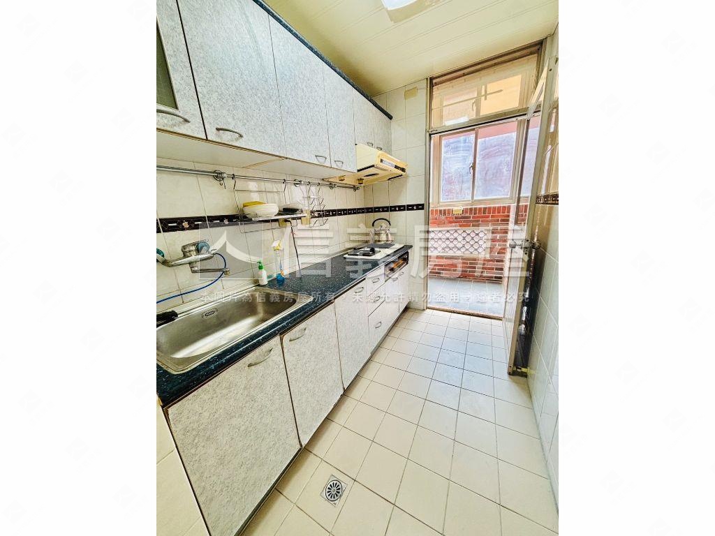 有車位綠第高樓綠景２房房屋室內格局與周邊環境