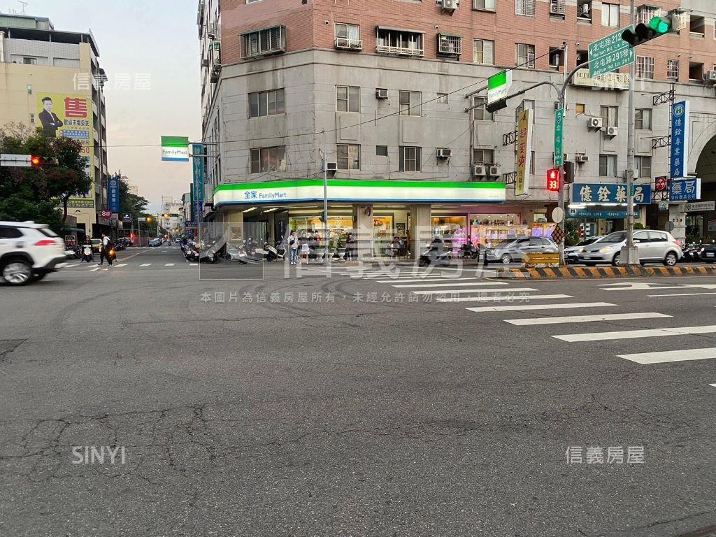 大面寬三角窗連鎖超商角店房屋室內格局與周邊環境