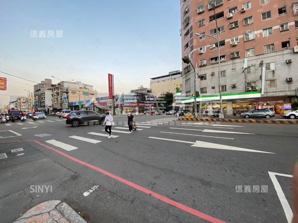 大面寬三角窗連鎖超商角店房屋室內格局與周邊環境