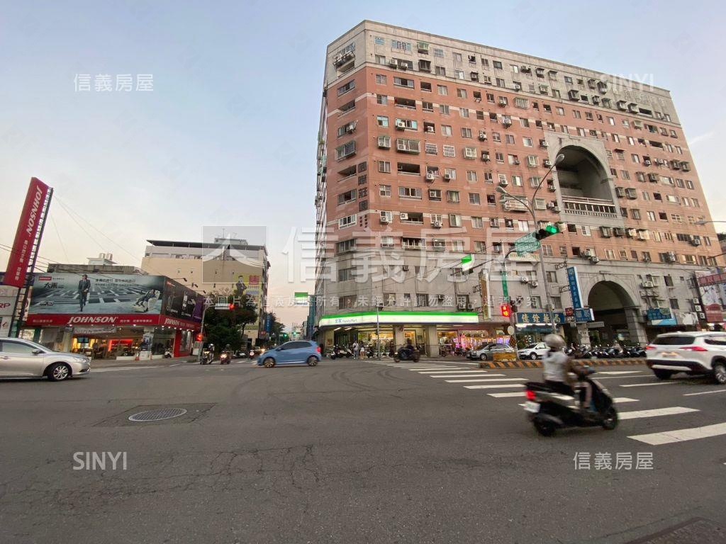 大面寬三角窗連鎖超商角店房屋室內格局與周邊環境