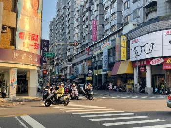 覺民路霸氣熱鬧透店ＩＩ