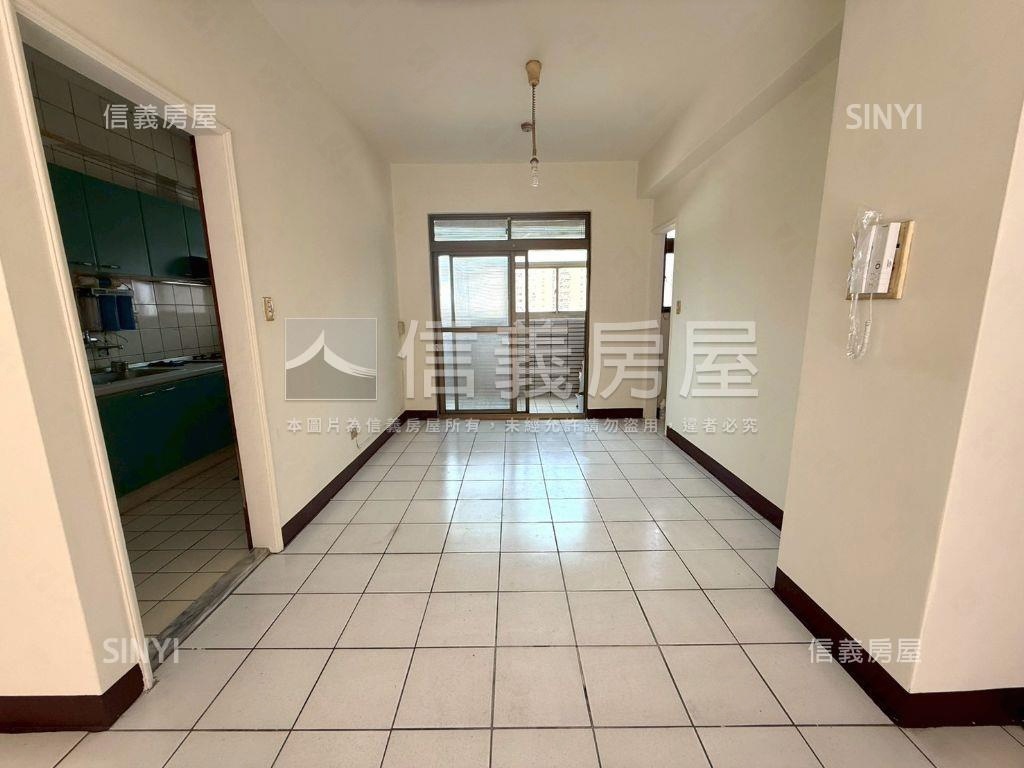 次頂樓三面採光文教新城房屋室內格局與周邊環境