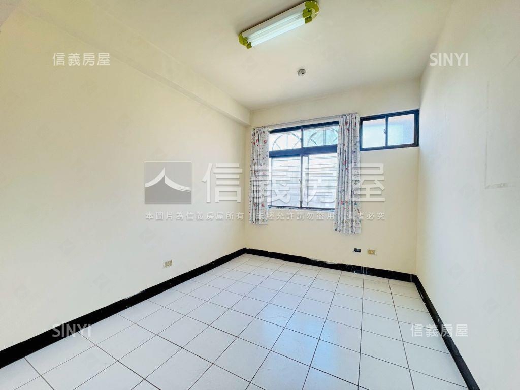 次頂樓三面採光文教新城房屋室內格局與周邊環境