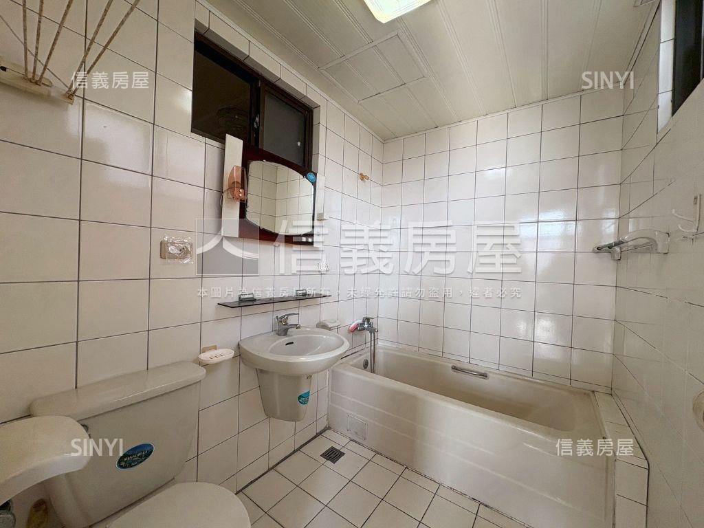 次頂樓三面採光文教新城房屋室內格局與周邊環境