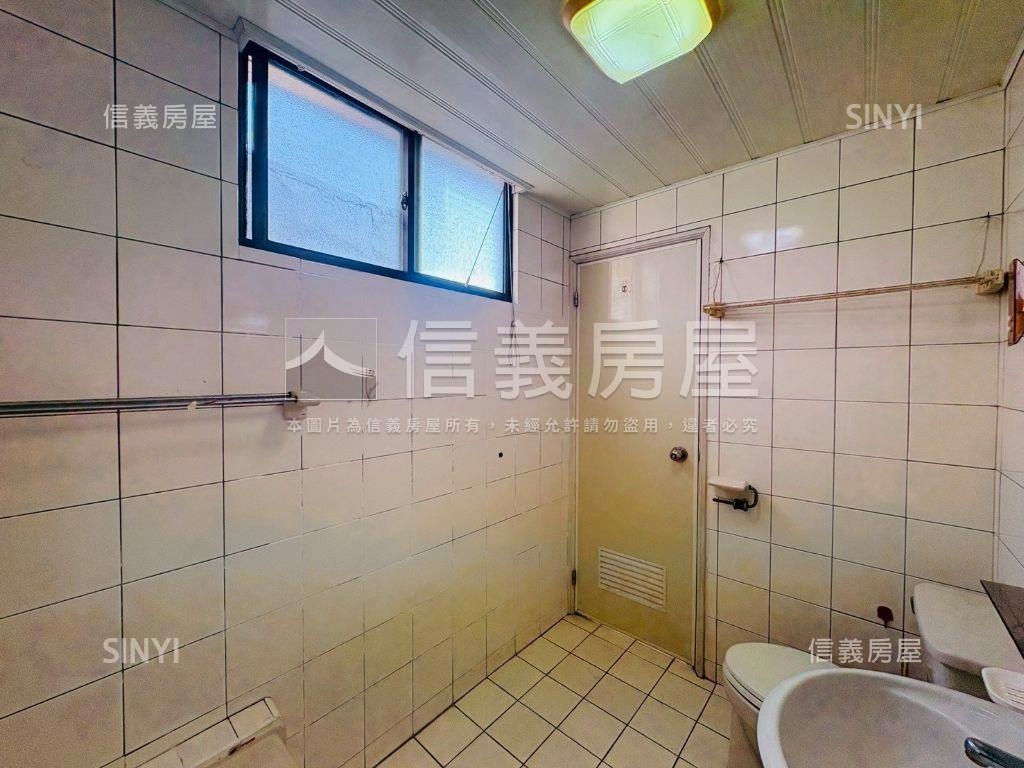 次頂樓三面採光文教新城房屋室內格局與周邊環境