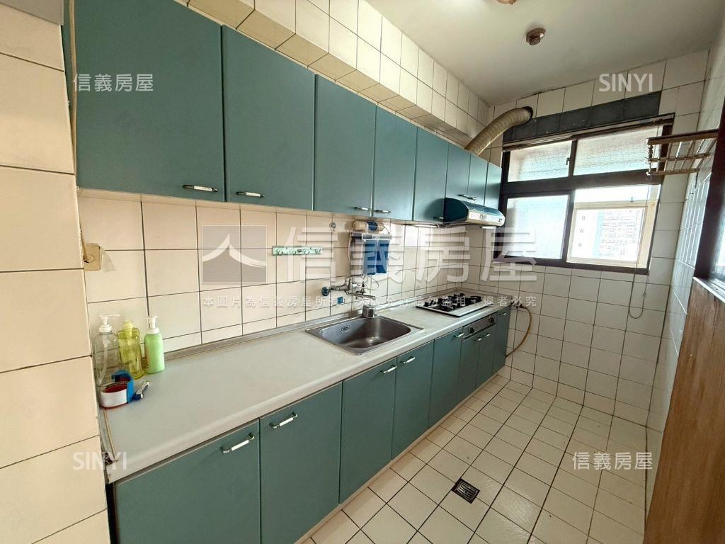 次頂樓三面採光文教新城房屋室內格局與周邊環境