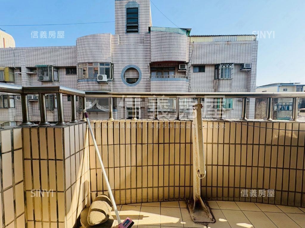 次頂樓三面採光文教新城房屋室內格局與周邊環境