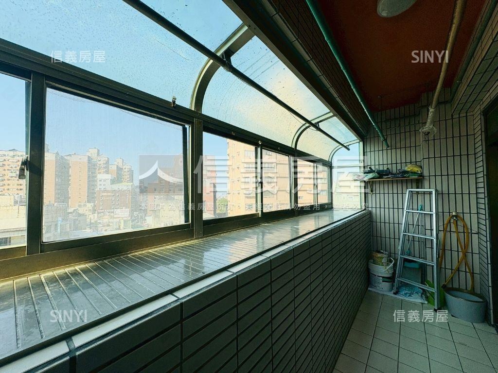 次頂樓三面採光文教新城房屋室內格局與周邊環境