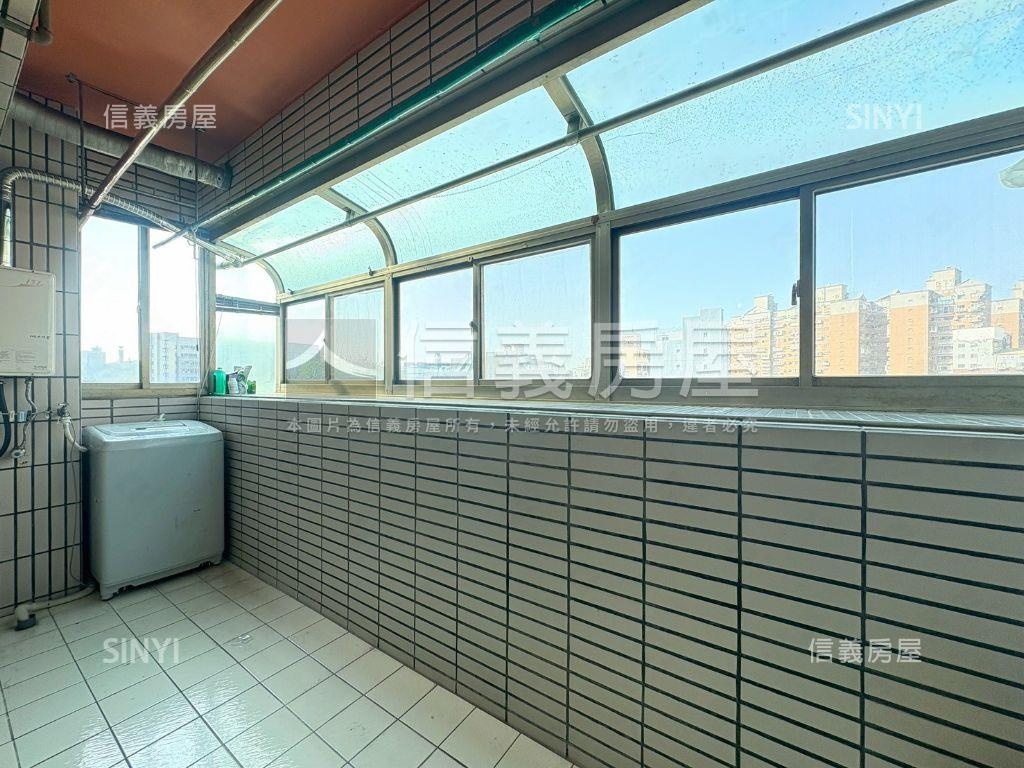 次頂樓三面採光文教新城房屋室內格局與周邊環境