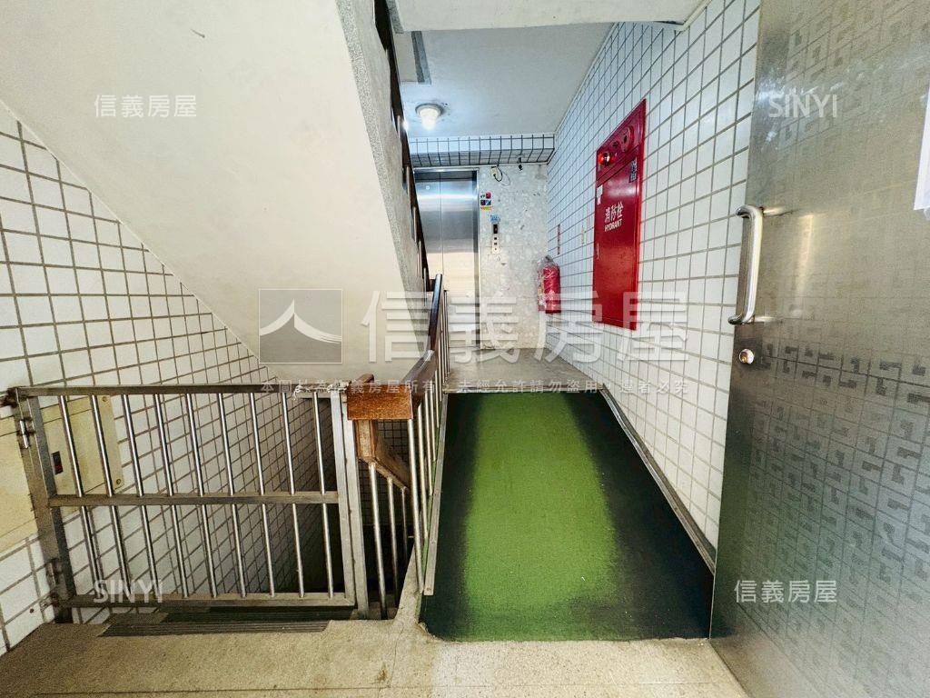 次頂樓三面採光文教新城房屋室內格局與周邊環境