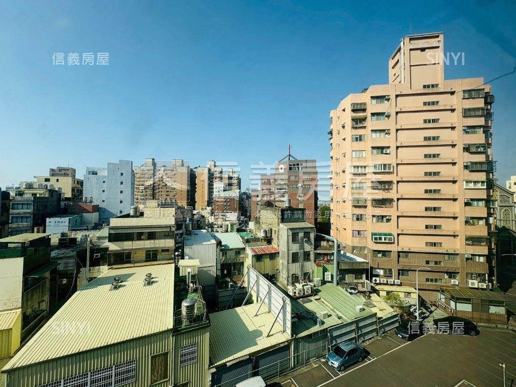 次頂樓三面採光文教新城房屋室內格局與周邊環境