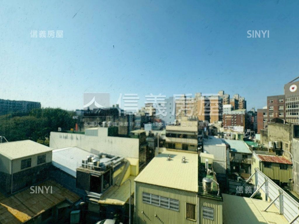 次頂樓三面採光文教新城房屋室內格局與周邊環境