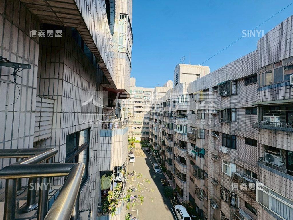 次頂樓三面採光文教新城房屋室內格局與周邊環境