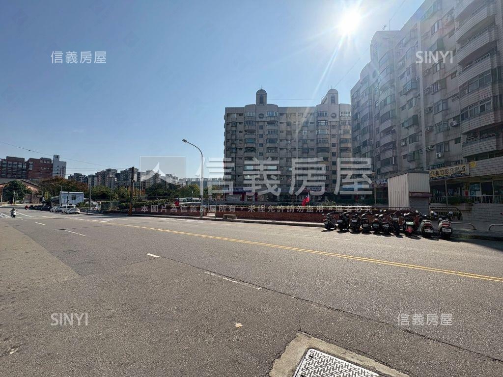 次頂樓三面採光文教新城房屋室內格局與周邊環境