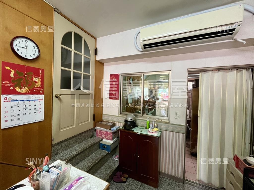 高雄車站騎樓透天店住車庫房屋室內格局與周邊環境