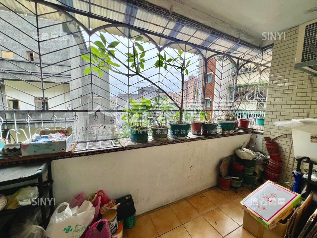 ⭐捷運邊間採光黃金三樓⭐房屋室內格局與周邊環境