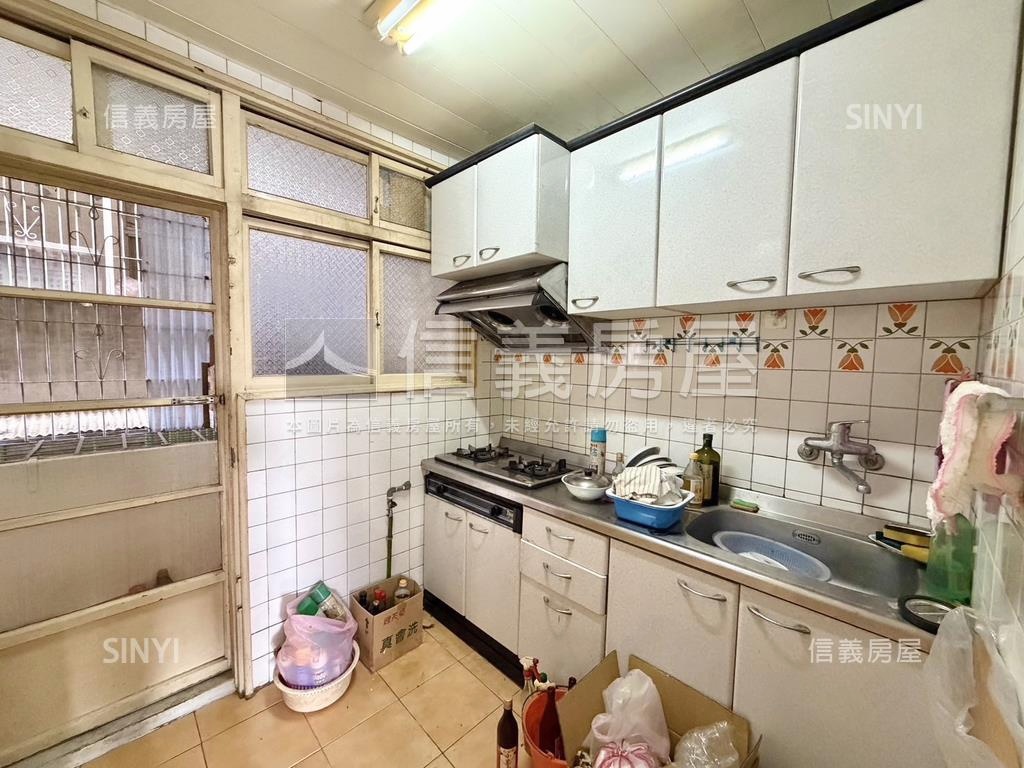 ⭐捷運邊間採光黃金三樓⭐房屋室內格局與周邊環境