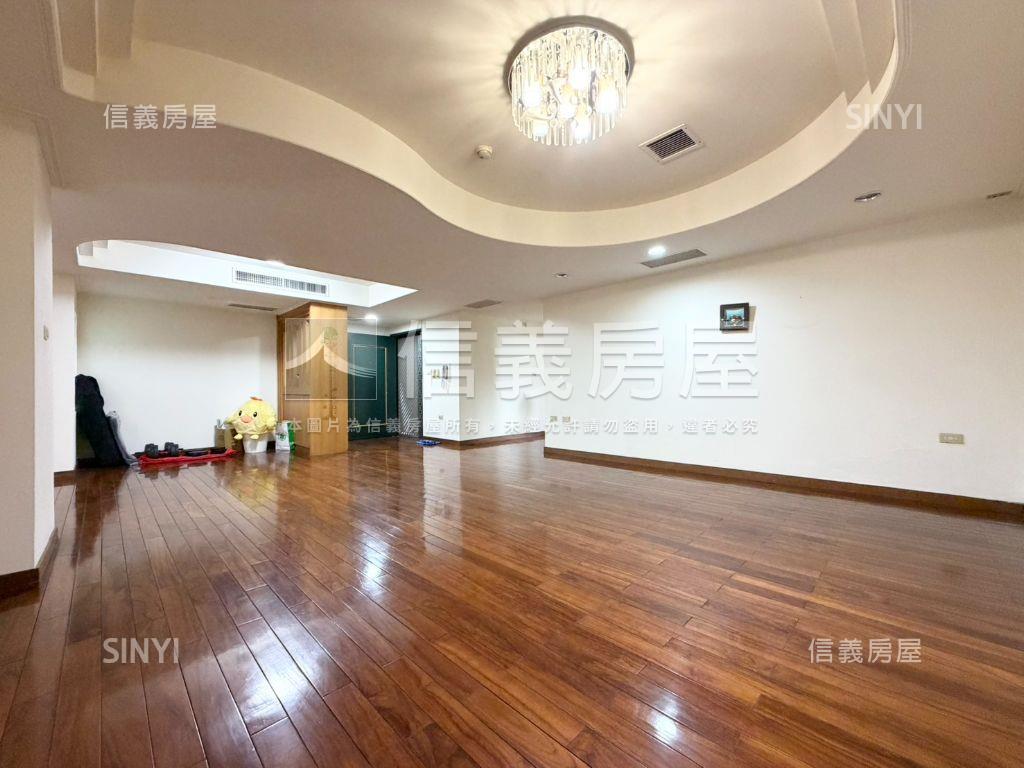 東區一層一戶大四房附車位房屋室內格局與周邊環境