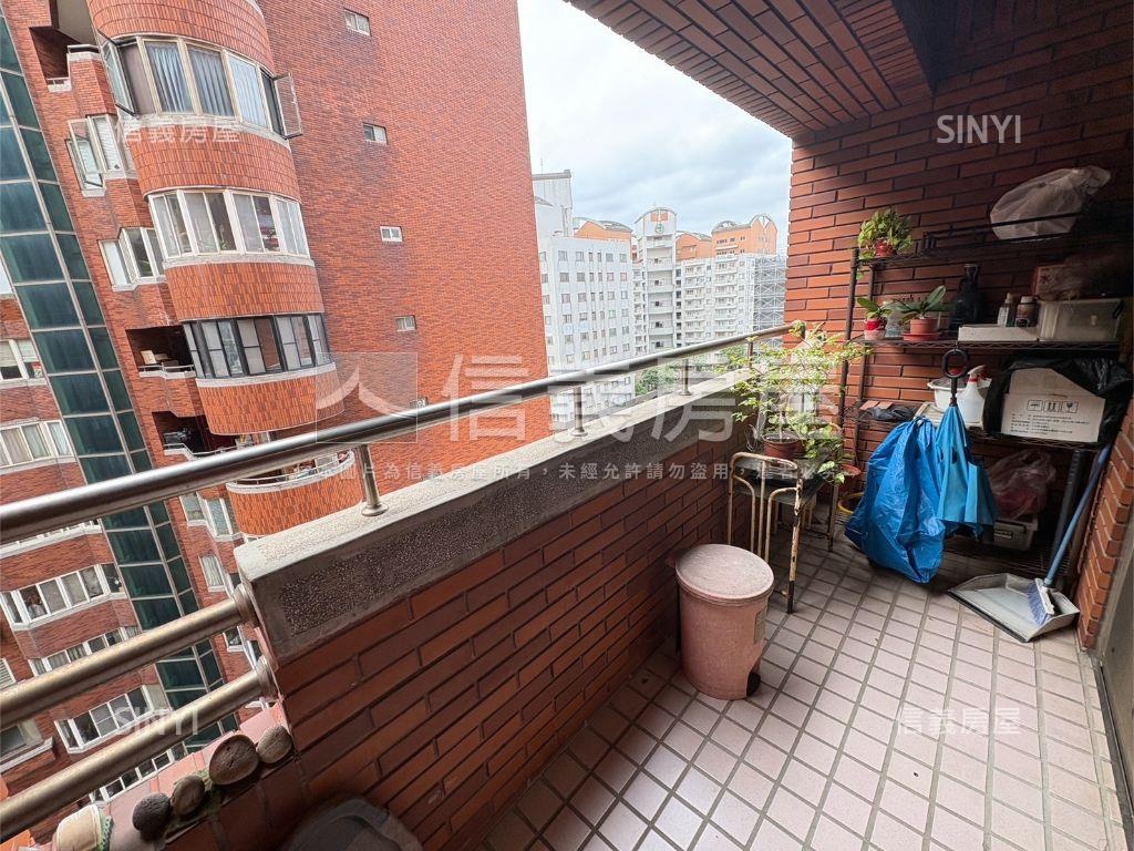 近學區機能採光三房車位房屋室內格局與周邊環境