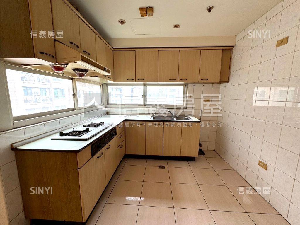 寶輝公園三房雙車位房屋室內格局與周邊環境