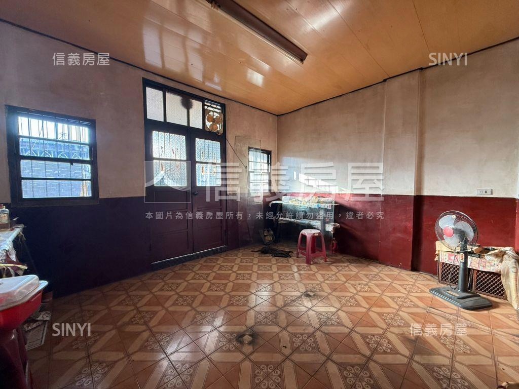 專任活路透天免１３００萬房屋室內格局與周邊環境