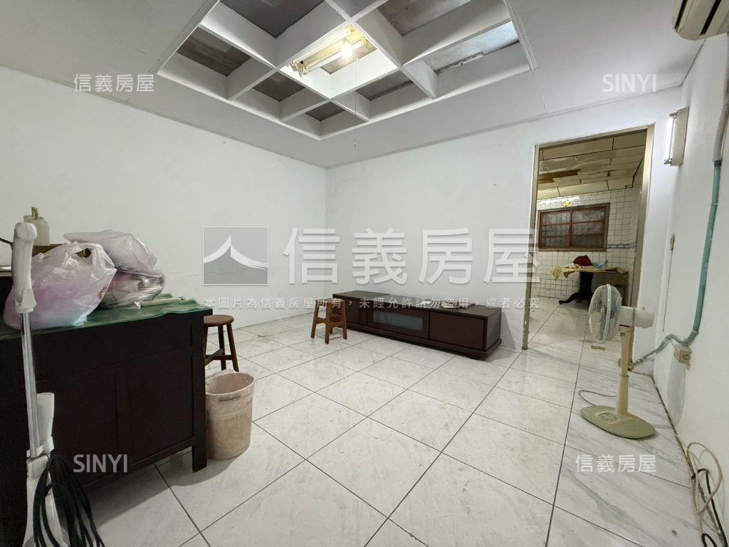 專任活路透天免１３００萬房屋室內格局與周邊環境