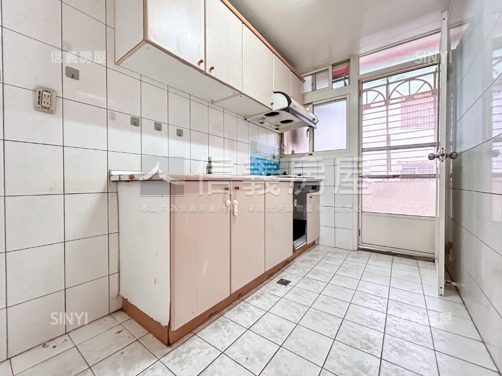 新★信義區面公園邊間三房房屋室內格局與周邊環境