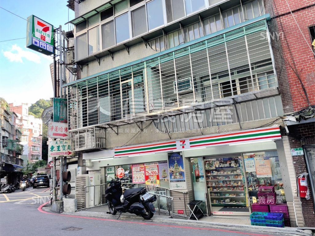 新★信義區面公園邊間三房房屋室內格局與周邊環境