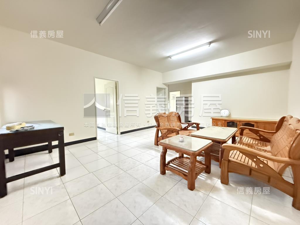 嶺東蔚藍海岸四房平車房屋室內格局與周邊環境