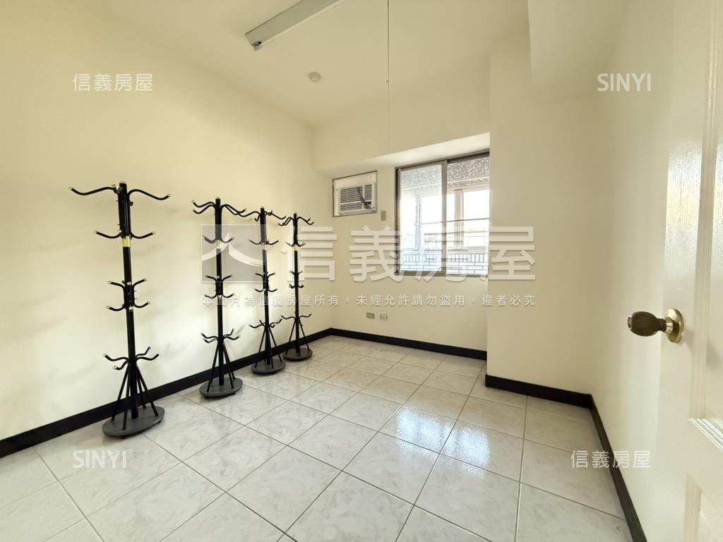 嶺東蔚藍海岸四房平車房屋室內格局與周邊環境